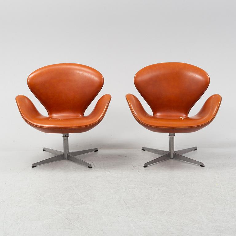 Arne Jacobsen, fåtöljer, ett par, "Svanen", Fritz Hansen, Danmark, 1968.
