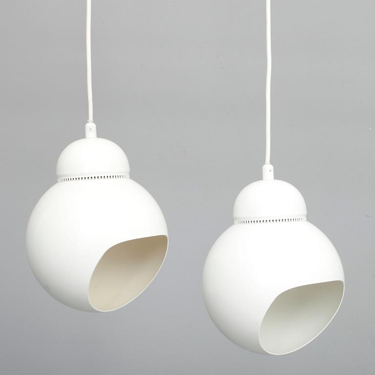 TAKKLAMPOR, ett par, vitmålad plåt, Bilberry A338, Alvar Aalto Artek. 2000-tal.