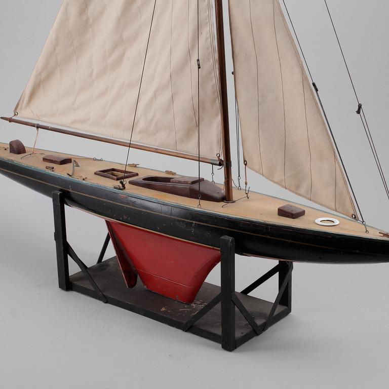 MODELLSEGELBÅT, 1900-talets mitt.