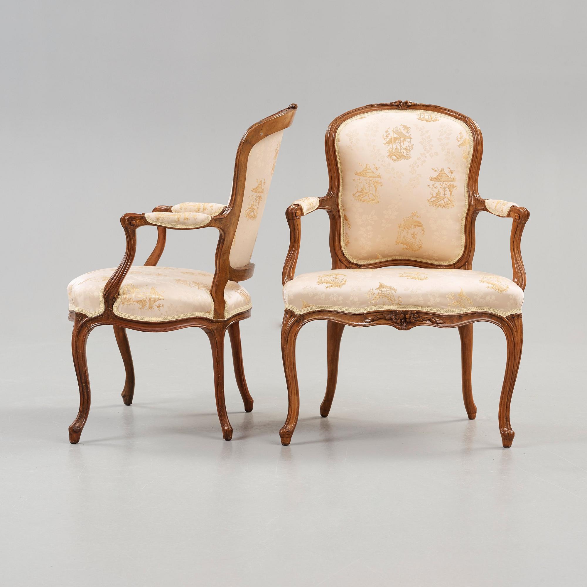 KARMSTOLAR, två snarlika. Frankrike, 1700-talets mitt. Louis XV.