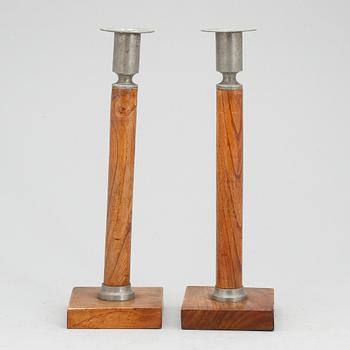 LJUSSTAKAR, ett par, sengustavianska, omkring år 1800.