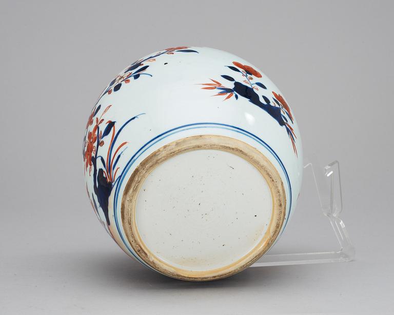An imari jar. Qing dynasty, 18th century.