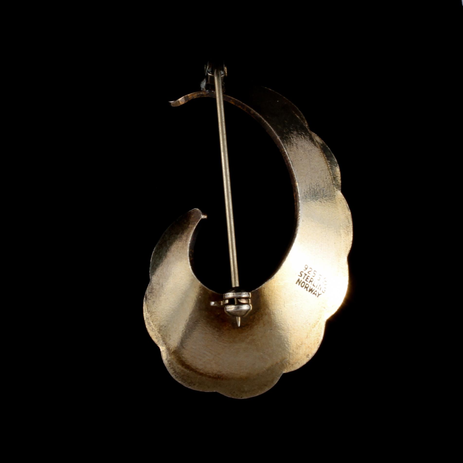 BROSCH, sterlingsilver och blå emalj, Norge. Vikt 7 g.
