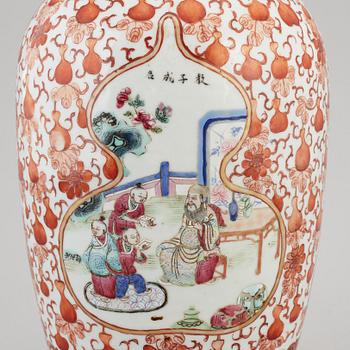 A large famille rose vase, Qing dynasty, late 19th century.