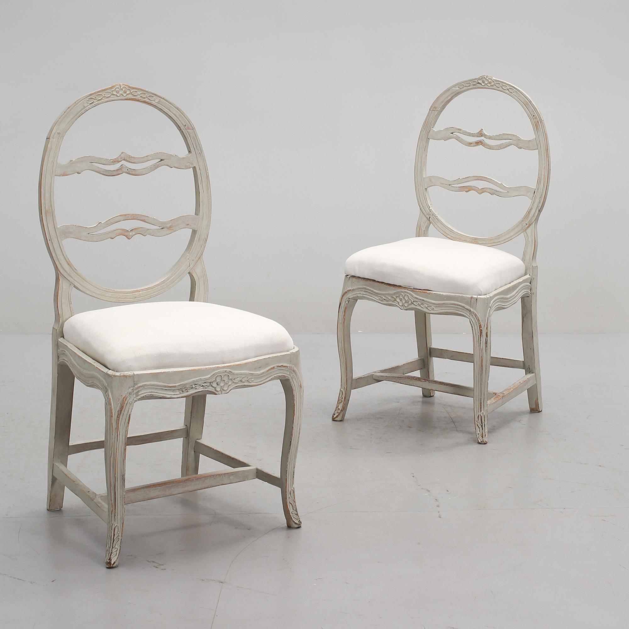 STOLAR, ett par, s k skrattstolar, gustavianska, sent 1700-/tidigt 1800-tal.