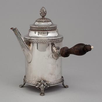 A silver coffe pot by Gystaf Möllenborg, Stockholm, 1915, weight 555 g.