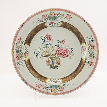 A famille rose dish, Qing dynasty, 18th Century.
