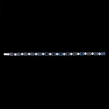 233. ARMBAND, fasettslipade blå safirer, 15.75 ct och briljantslipade diamanter, tot. 1.66 ct.