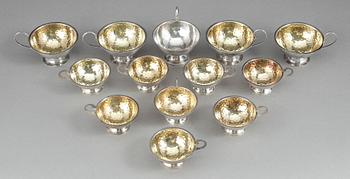 PUNSCHKOPPAR, 13 st, silver, CG Hallberg, Stockholm samt K&EC, Göteborg, omkring 1900-talets mitt. Tot vikt ca 349 gram.