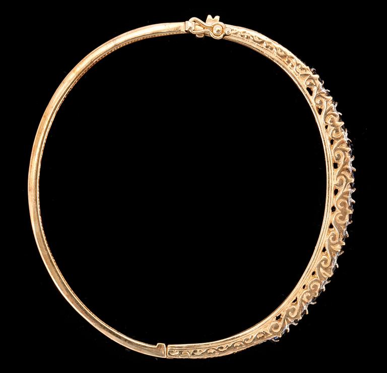 ARMRING, 9k guld med safirer och små diamanter. Vikt 12g.