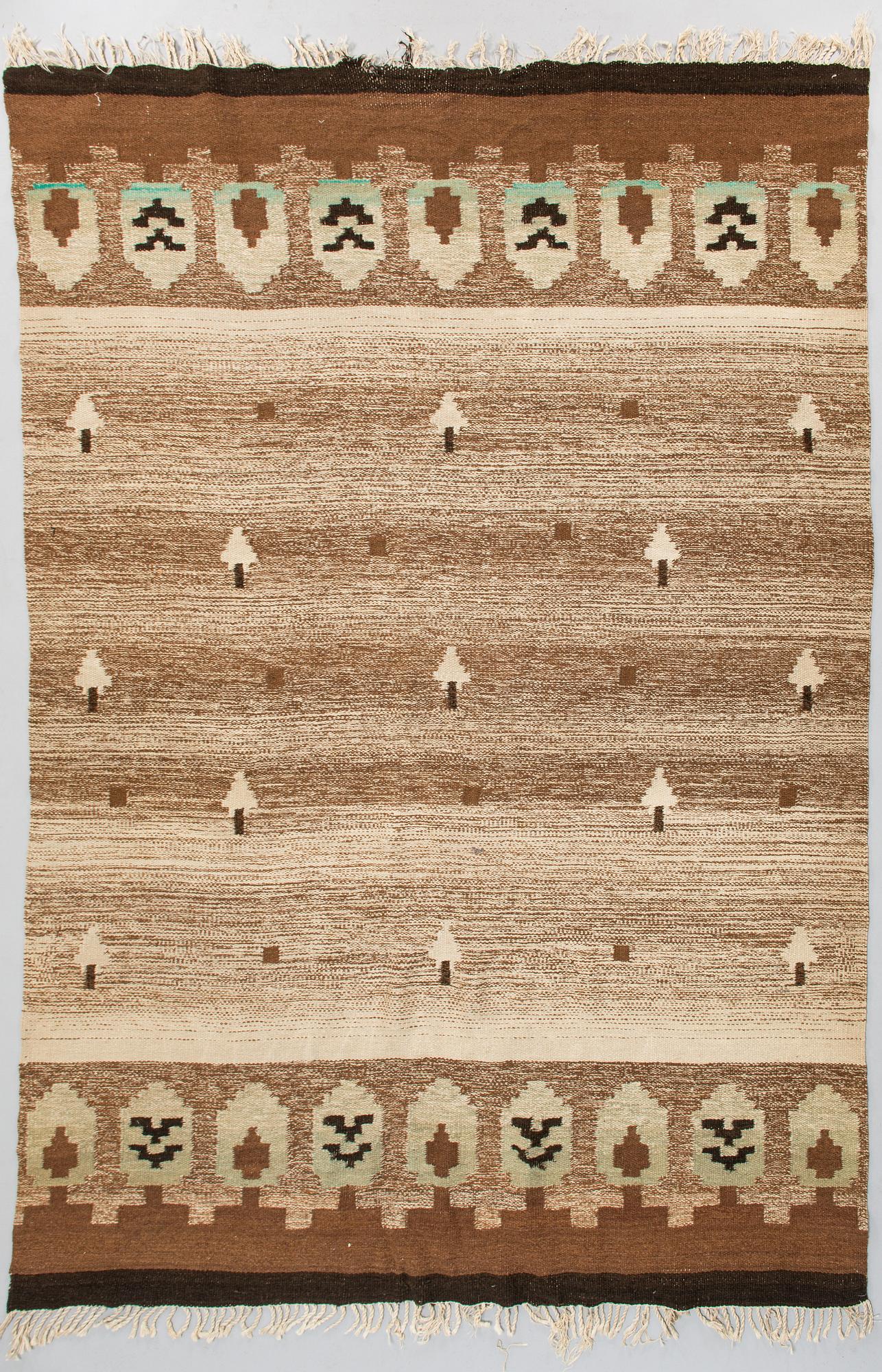 Karvalankamatto. Noin 275 x 190 cm.