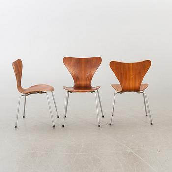 ARNE JACOBSEN, a set of six sjuan chairs.