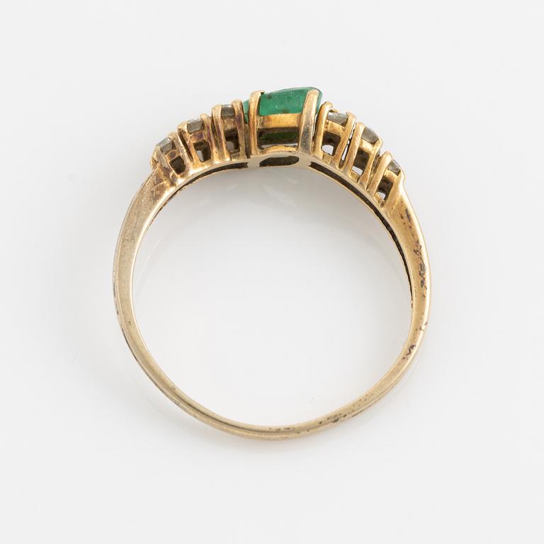 Ring, 18K guld med navettformad smaragd och briljantslipade diamanter.