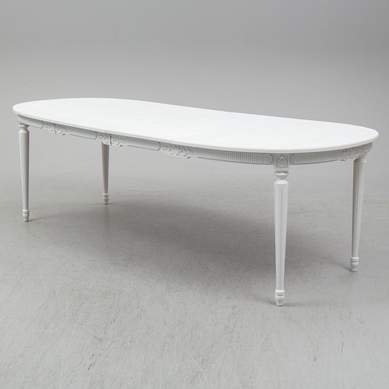 MATBORD, gustaviansk stil, 1900-talets slut. 2 iläggsskivor medföljer.