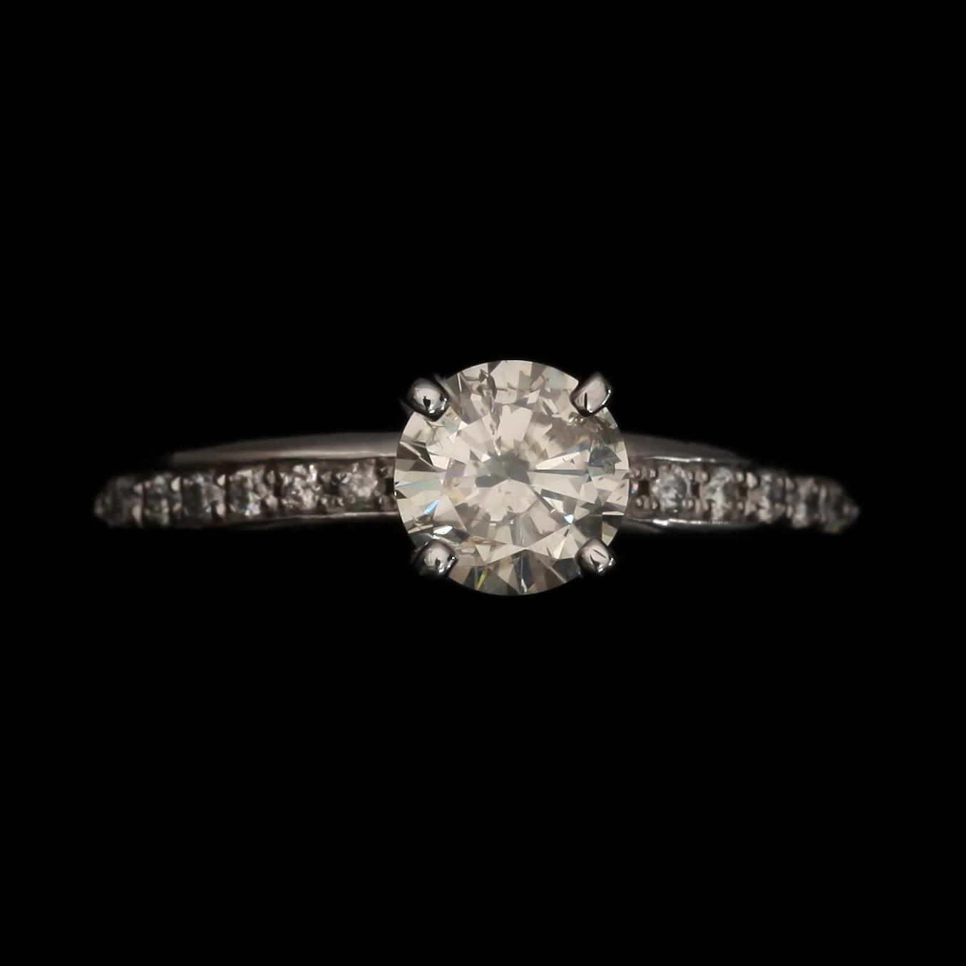 RING, 14k vitguld med briljantslipade diamanter tot ca 0,9 ct. Vikt 4,1 g.