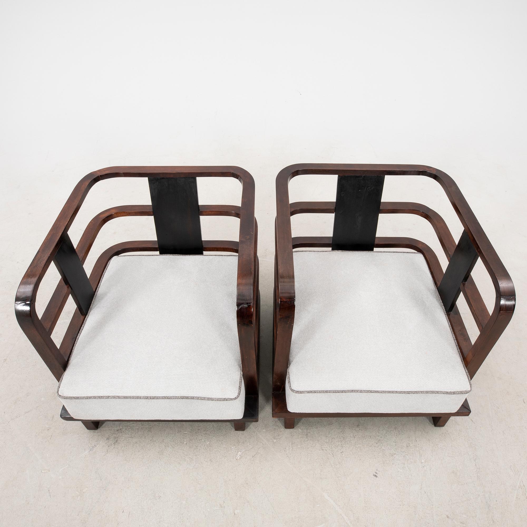 A pair of stained wood art déco armchairs from the first half of the 20th century.