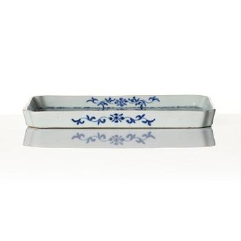 A blue and white dragon tray, Qing dynasty, 19th century.