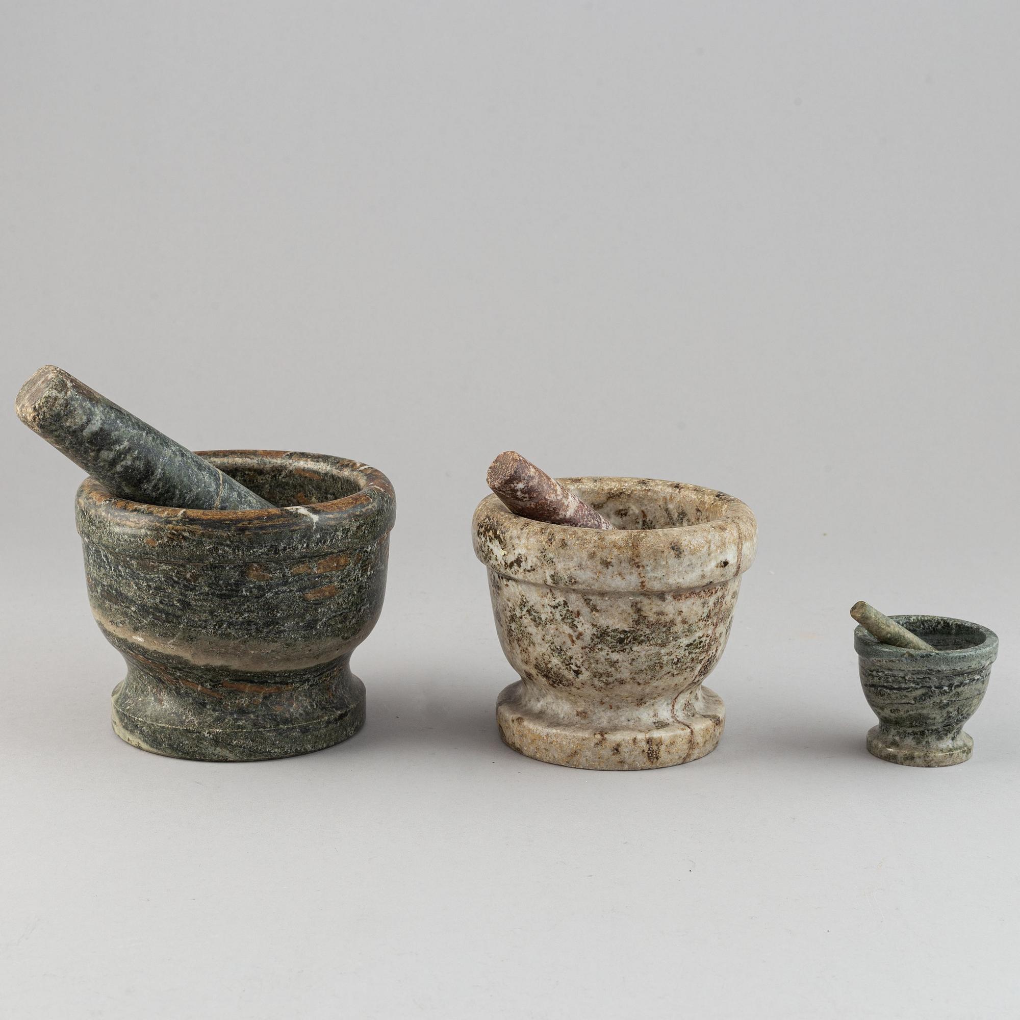 MORTLAR, 3 st, kolmårdsmarmor, med stötar, 1800-/1900-tal.