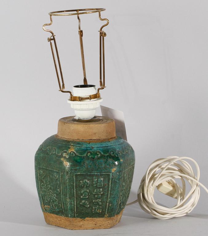 BORDSARMATUR. Stengods. Kina.