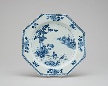 760. A blue and white serving dish, Qing dynasty, Qianlong (1736-95).
