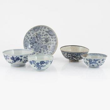 Five blue and white porcelain bowls, Ming dynasty (1368-1644).