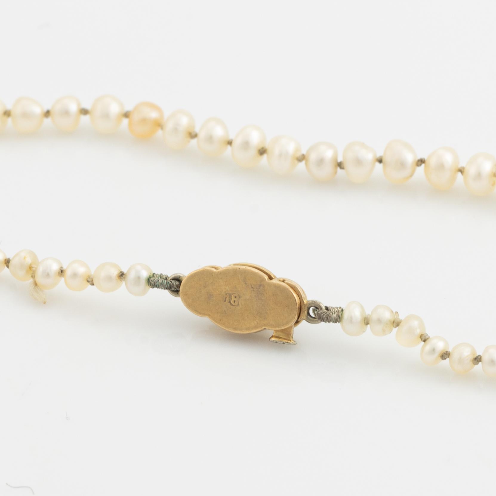 Calibrated pearl necklace, clasp 18K gold with pearl and rose cut diamonds.