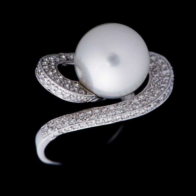 A RING, cultured South sea pearl, brilliant cut diamonds, 18K white gold.