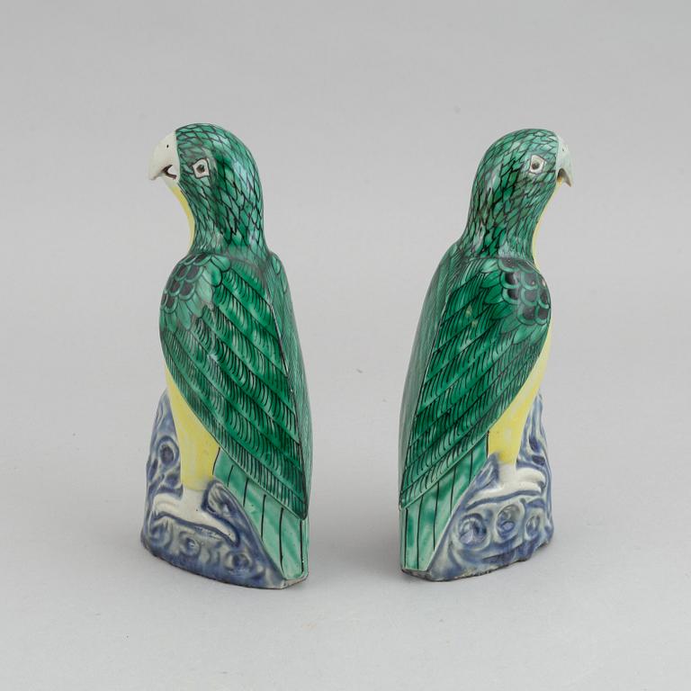 Papegojor, ett par, porslin, sen Qingdynasti, 1800-tal.