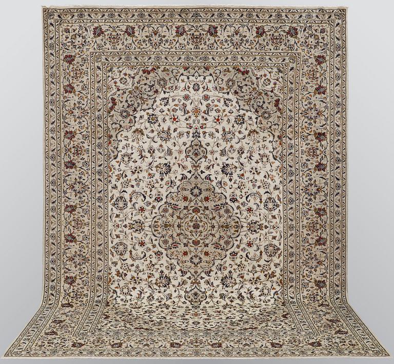 A carpet, Kashan, ca 385 x 245 cm.