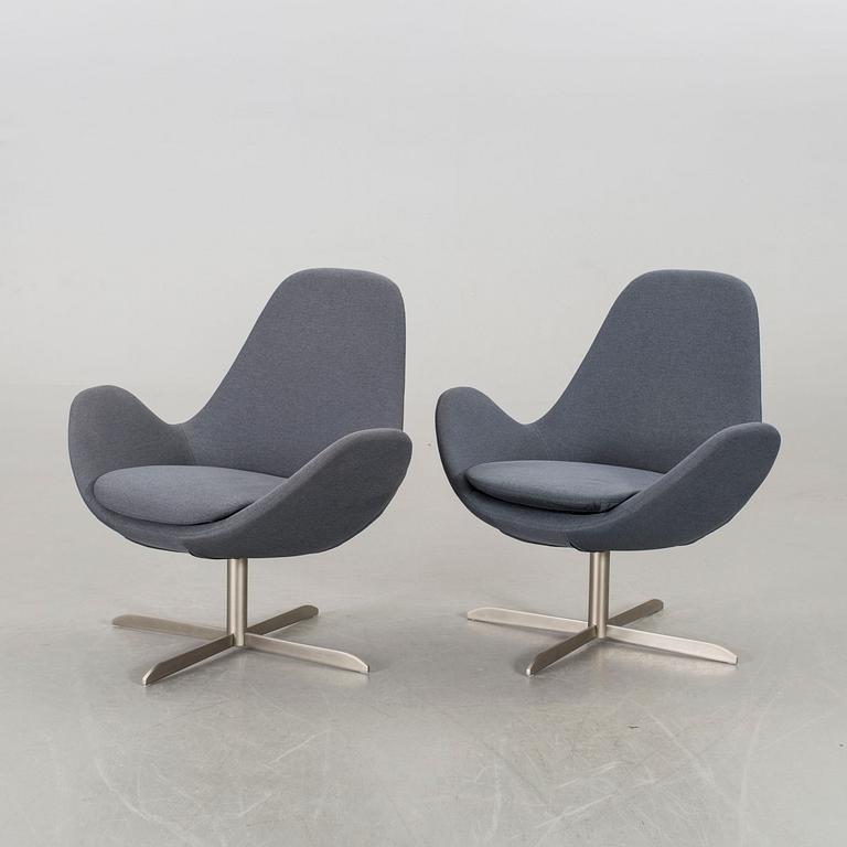 A pair of Electa svivel chairs for Calligaris 21st century.