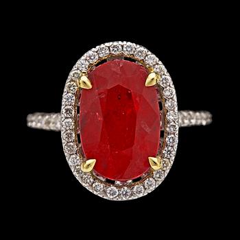 127. A ruby, 5.27 cts, and brilliant cut diamond ring, tot. 0.92 cts.