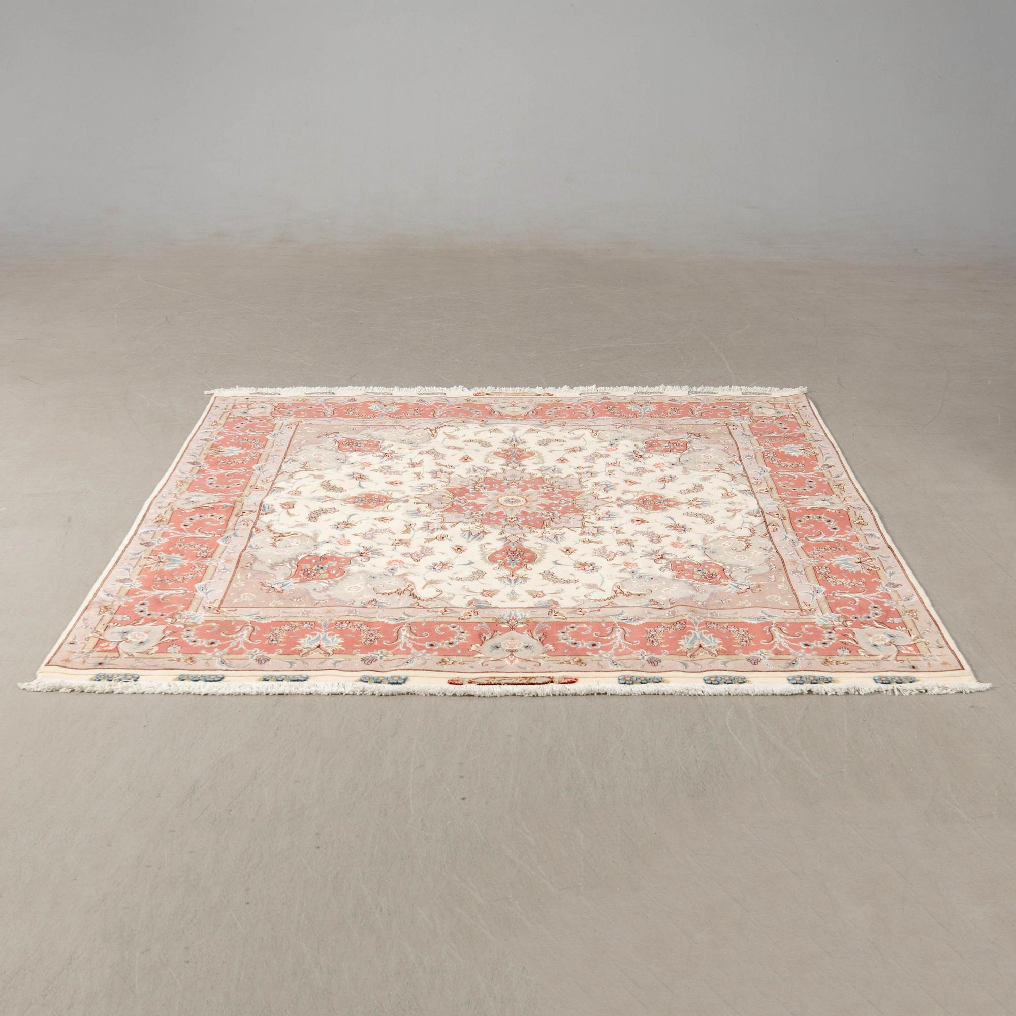 Matta Täbris old/semiantik signerad part silk ca 210x196 cm.