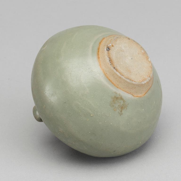 A SAWANKHALOK VASE THAILAND 16TH CENTURY.