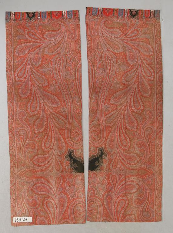 GARDINLÄNGDER, 2 st, omarbetad paysleysjal, 1900-talets första hälft.