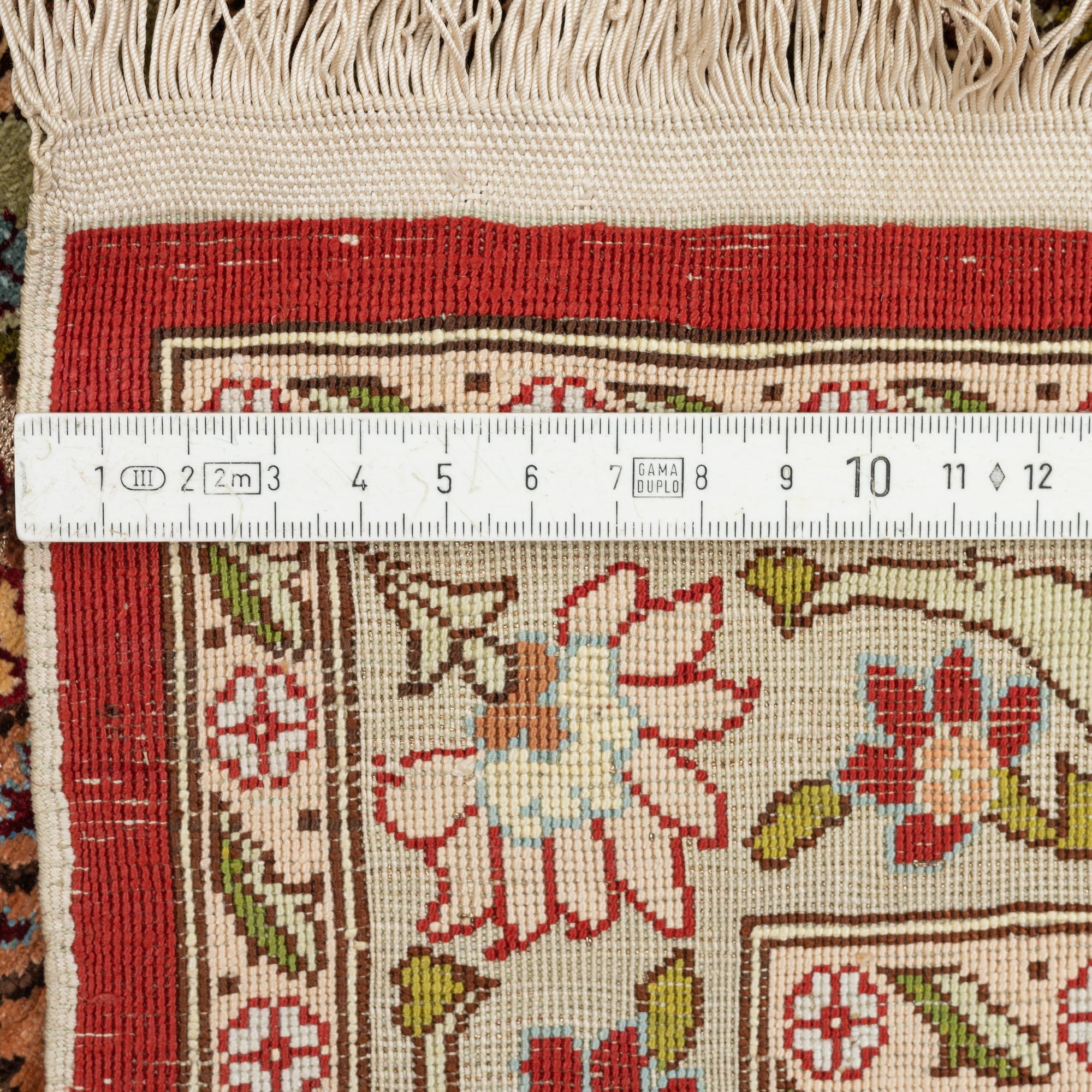 Mattor, två st mindre Hereke, silke.64x44 och 46x43 cm.