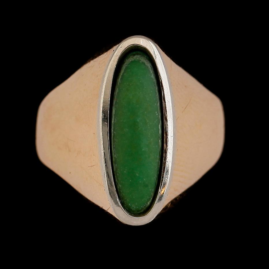 RING, 18 k guld och grön sten. Total vikt 5 g.