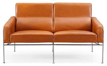 An Arne Jacobsen two-seated brown leather and chromed steel sofa by Fritz Hansen, Danmark.