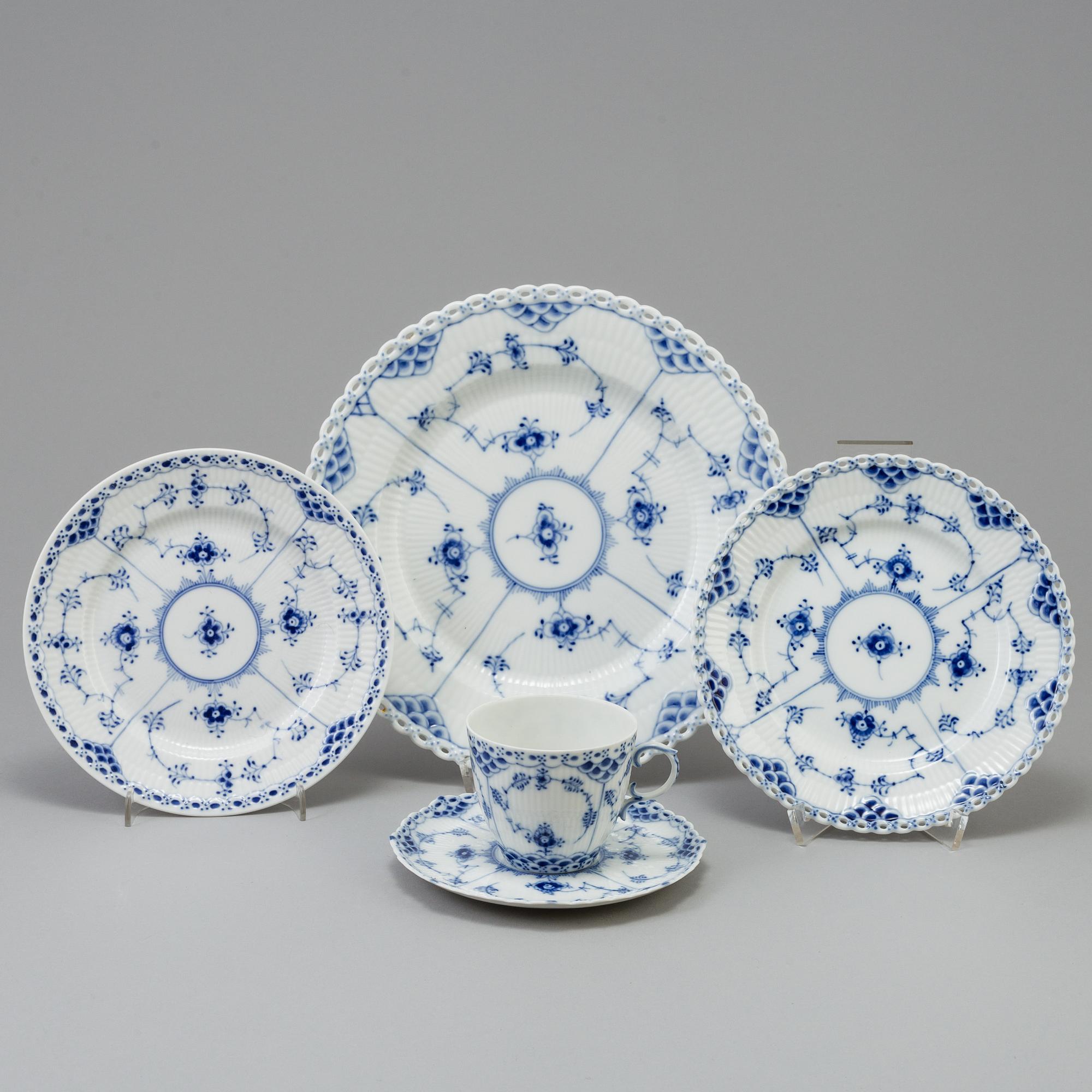 SERVIS, 78 delar, porslin,
"Musselmalet", helblond, Royal Copenhagen, Danmark.