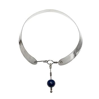 789. A Vivianna Torun Bülow Hübe silver necklace, pendant with a lapis lazuli, her own workshop, late 1950's.