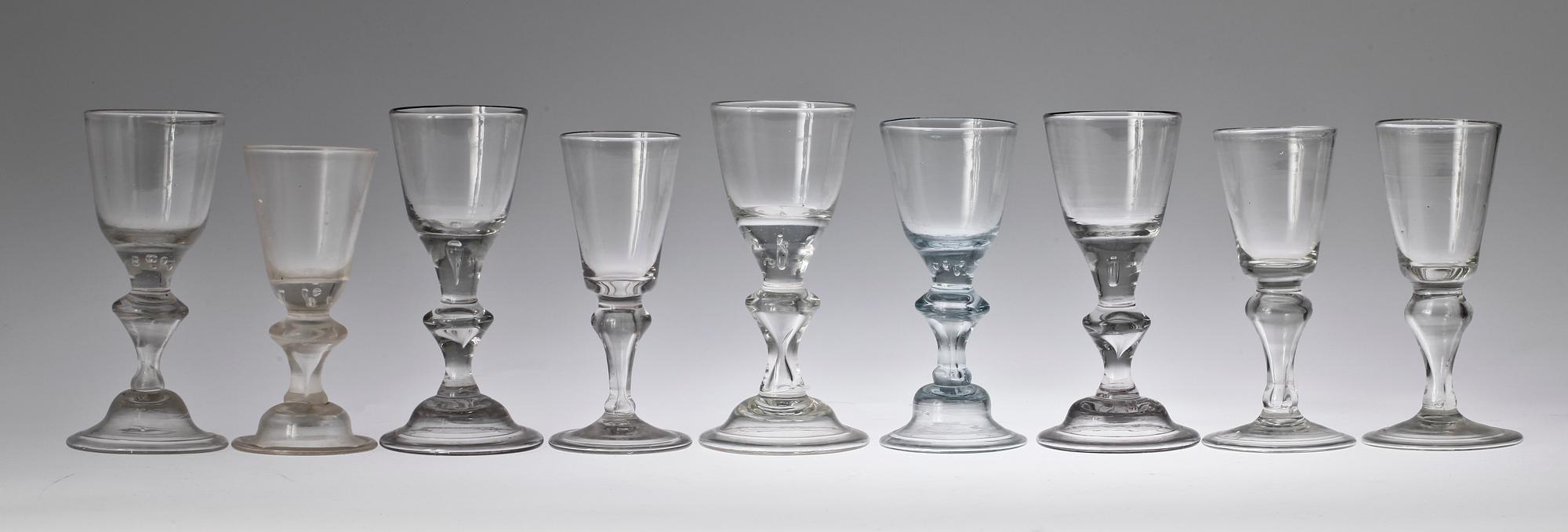 VINGLAS, 9 st snarlika, 1700-talets andra hälft.