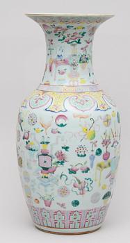 GOLVVAS, porslin. Kina. 1800-tal.