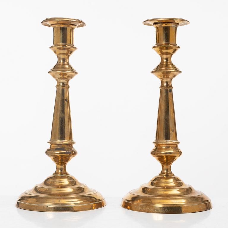 Ljusstakar, 2 par, sent 1800-tal/1900-tal samt 1900-tal.