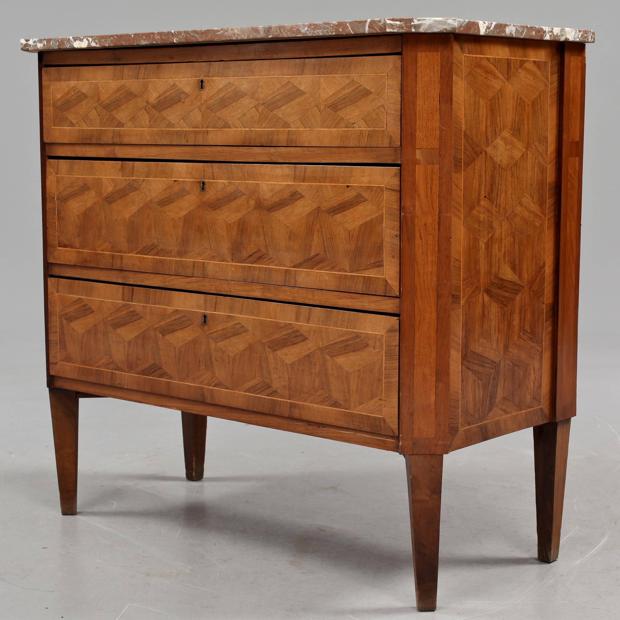 BYRÅ, sengustaviansk stil, tidigt 1900-tal.