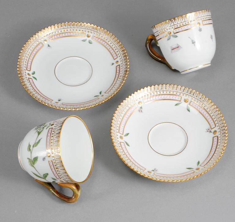 MOCCAKOPPAR, ett par samt UNDERFAT, porslin, "Flora Danica", Royal Copenhagen, 1900-talets andra hälft.
