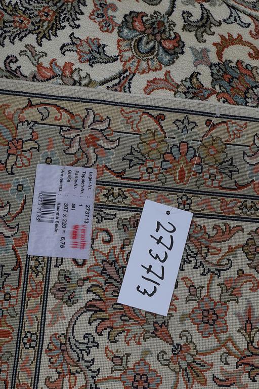 A carpet, Kashmir silke 307 x 220 cm.
