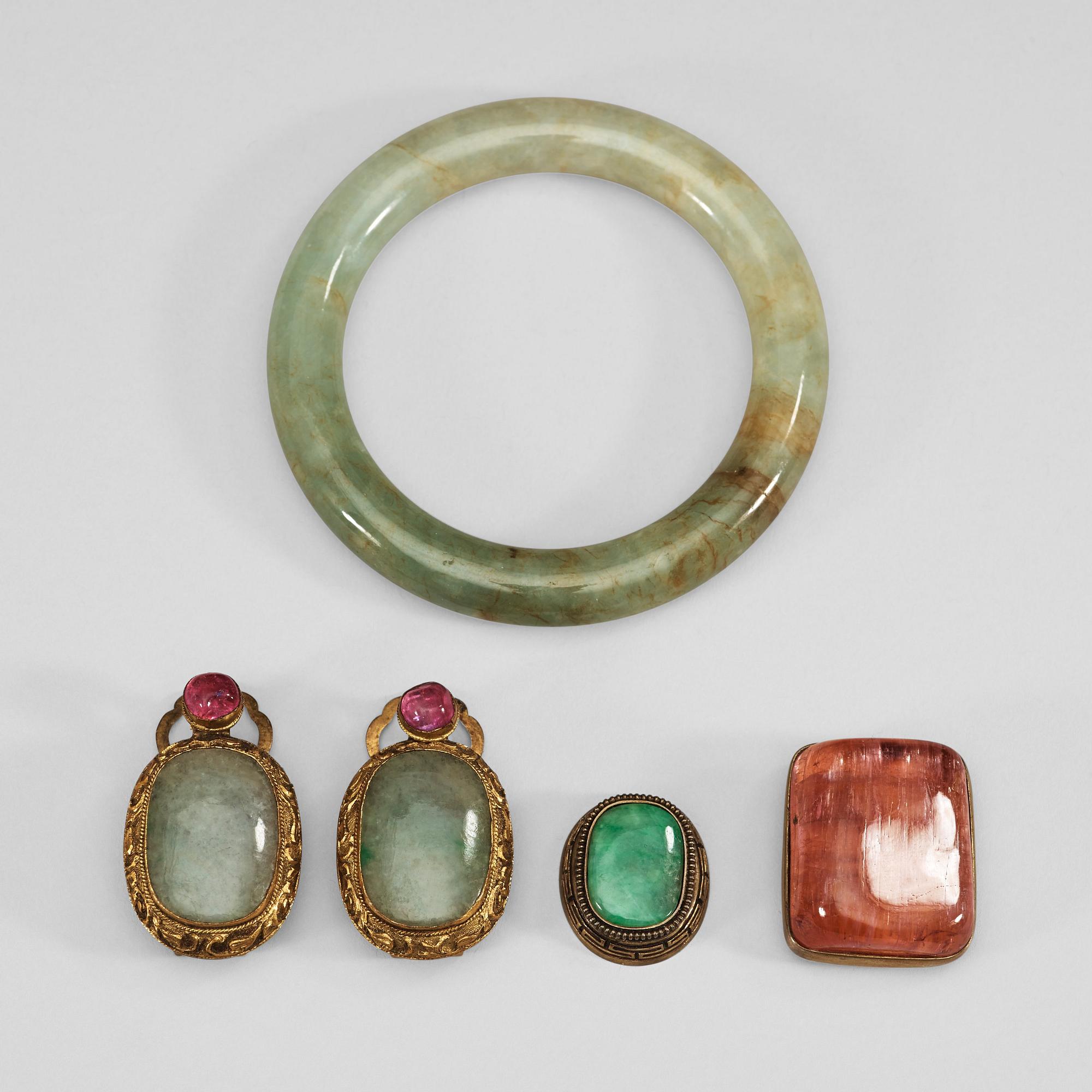 ARMBAND och METALLINFATTADE STENAR, fem delar, nefrit och glas samt rosa turmalin. Sen Qing dynasti / tidigt 1900-tal.