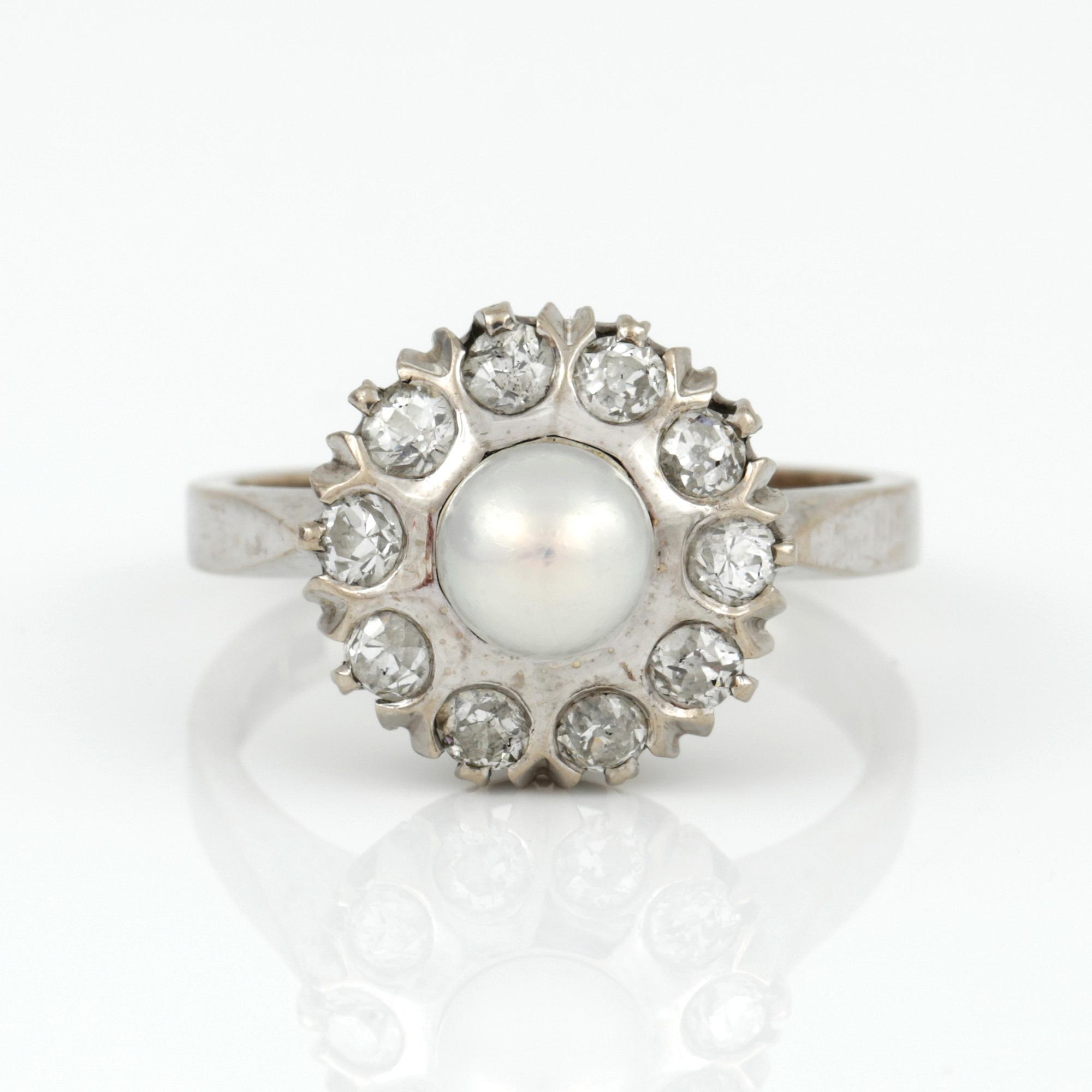 RING, 18K vitguld med odlad pärla och gammalslipade diamanter tot ca 0,93 ct, KÅ-CE, Stockholm, 1988. Vikt 5,52 g.