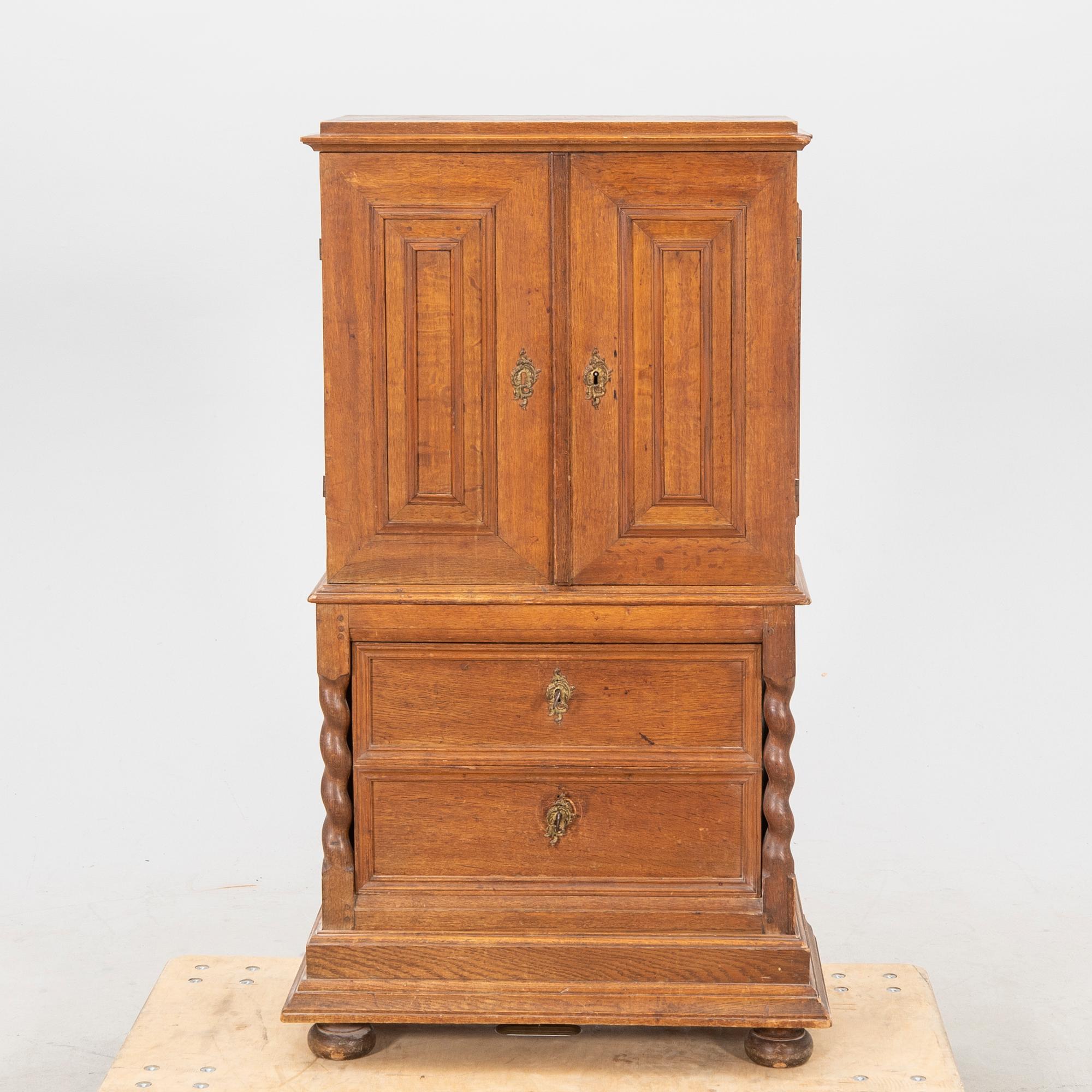skåp barockstil 1800-tal.