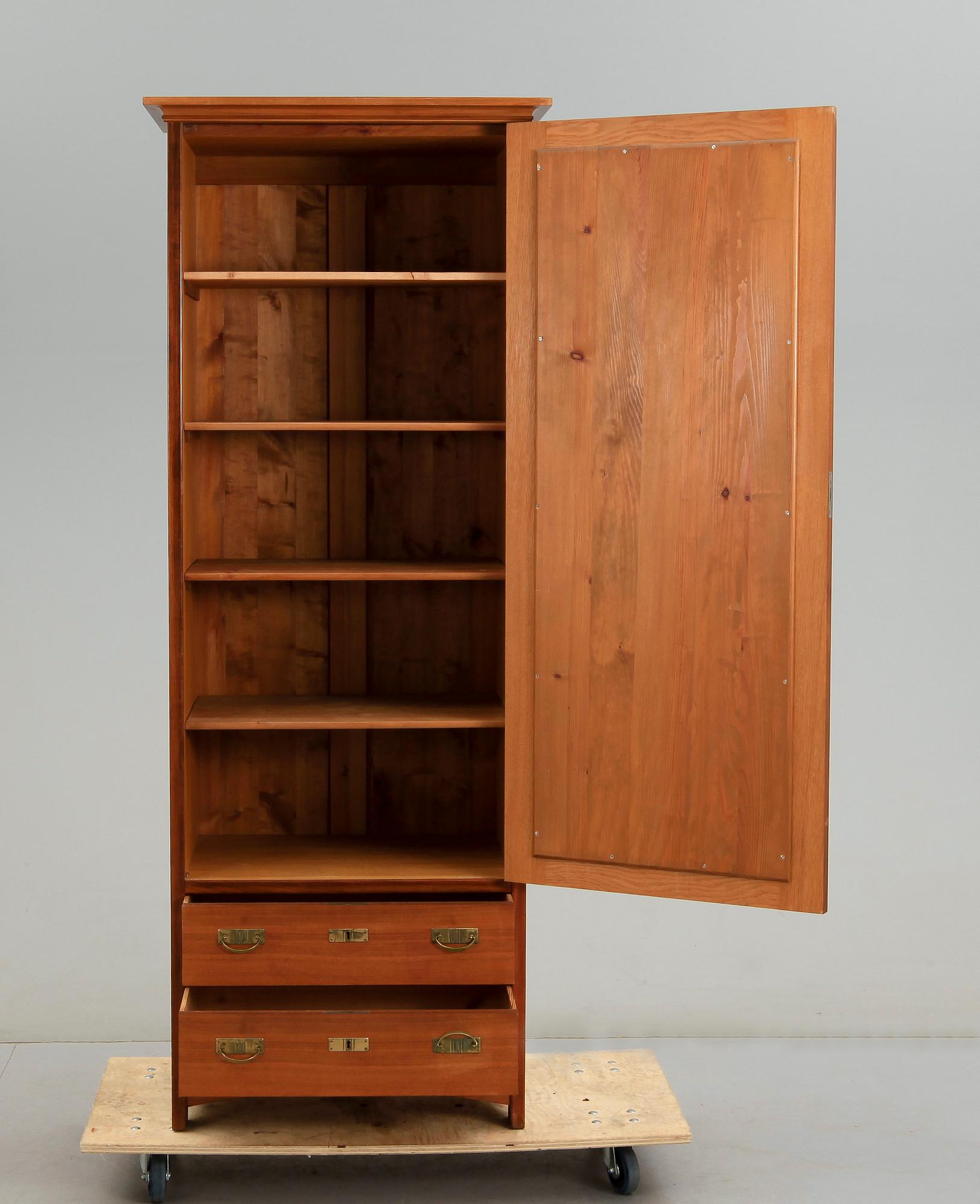 KLÄDSKÅP, jugend, 1900-talets början.