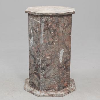 BORD, kalksten, 1900-tal.